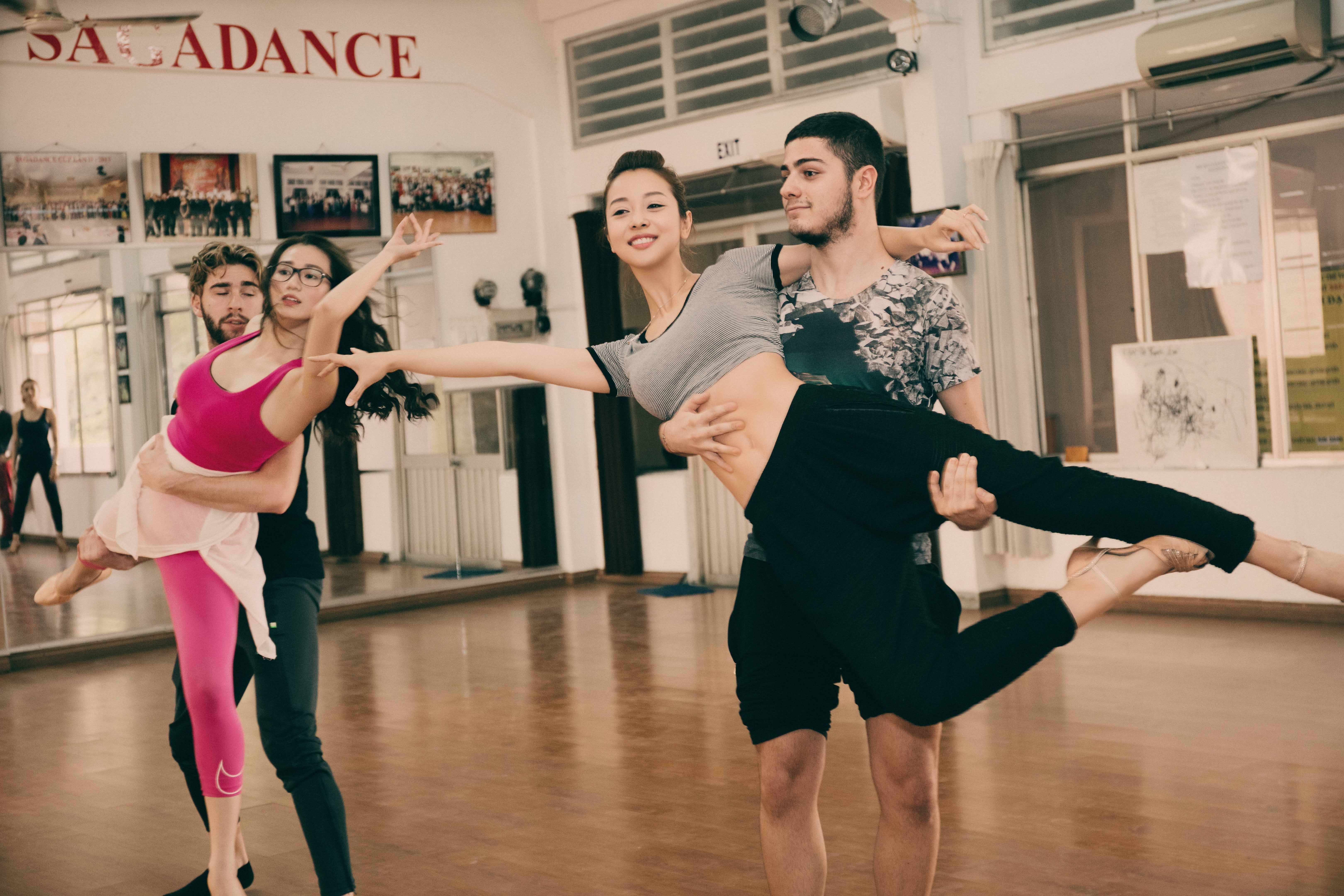 "Gái hai con" Jennifer Phạm khoe vòng eo đáng mơ ước - 6 Để luôn giữ được phong độ và tăng tính hấp dẫn cho các phần trình diễn, người đẹp đã không ngại thử thách với những bài nhảy khó hơn, ngoài nhào lộn trên không.