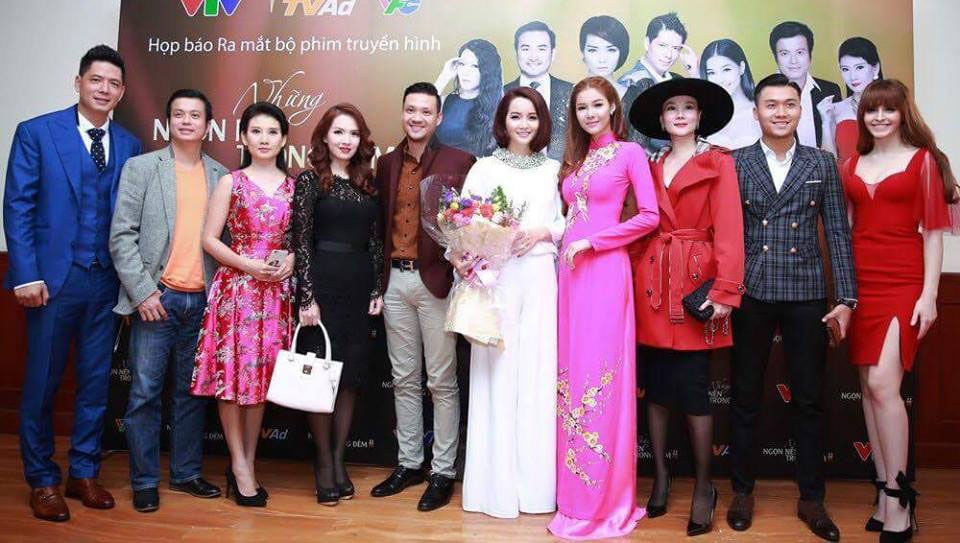 Bình Minh rất sợ đóng cảnh hôn với Mai Thu Huyền - 2 Các diễn viên tham gia phim chụp ảnh cùng đạo diễn.