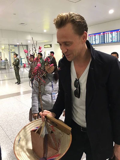 Cận cảnh vẻ điển trai “chết người” của “nam thần” Tom Hiddleston - 10 Cận cảnh vẻ điển trai “chết người” của “nam thần” Tom Hiddleston - 10