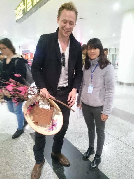 Cận cảnh vẻ điển trai “chết người” của “nam thần” Tom Hiddleston - 11 Khi vừa bước xuống sân bay, Tom Hiddleston được người hâm mộ Việt Nam chào đón bằng nón lá và cành đào xuân.