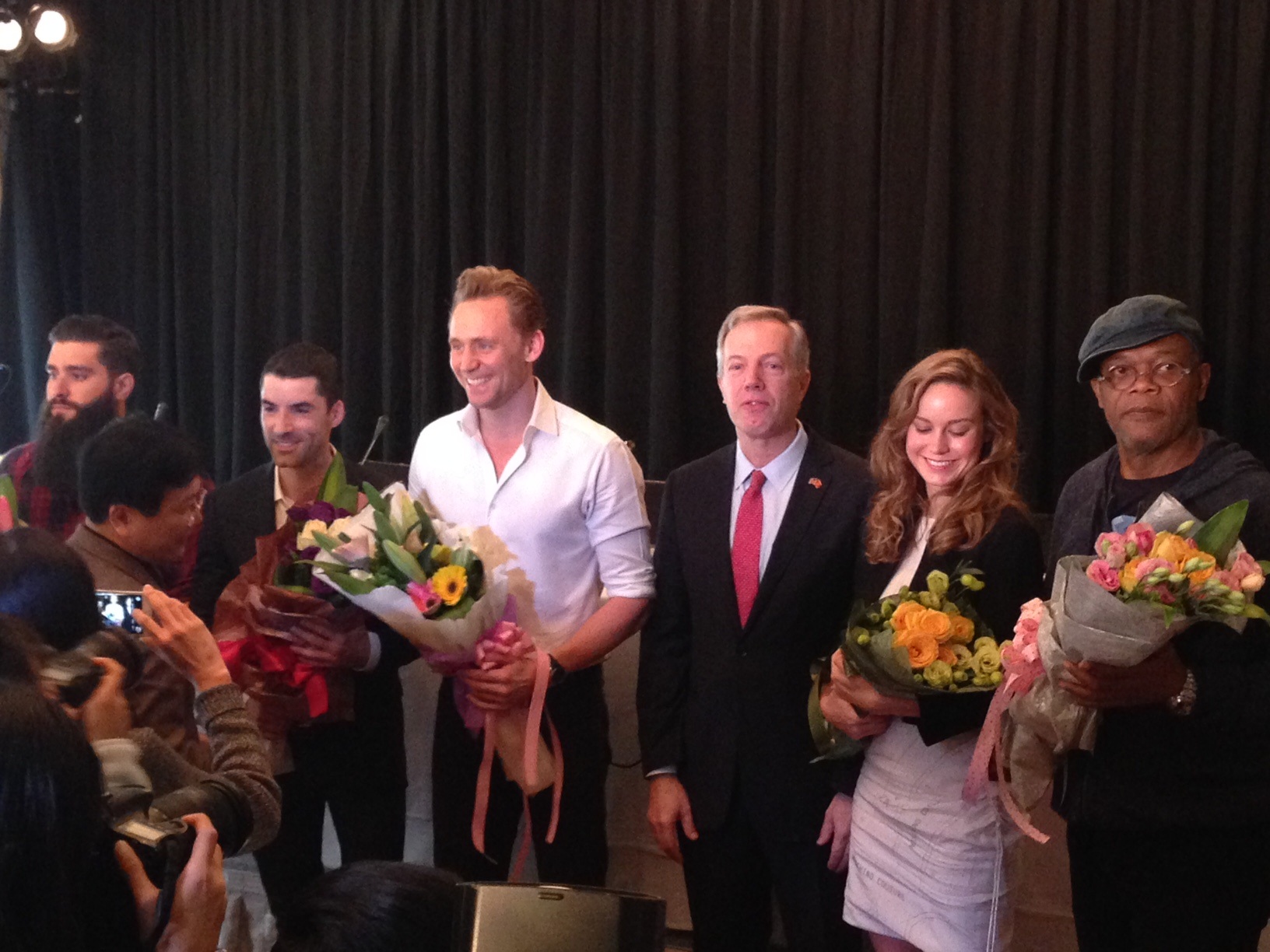 Nói về cảm xúc khi đến Việt Nam, Tom Hiddleston nói rằng, năm 19 tuổi, khi đang là sinh viên đại học anh đã từng làm visa chuẩn bị sang Việt Nam nhưng sau đó lại nhận được vai diễn đầu tiên nên phải hủy chuyến đi. Tuy nhiên, nhờ bộ phim này cuối cùng anh đã thực hiện được ước muốn tới Việt Nam.