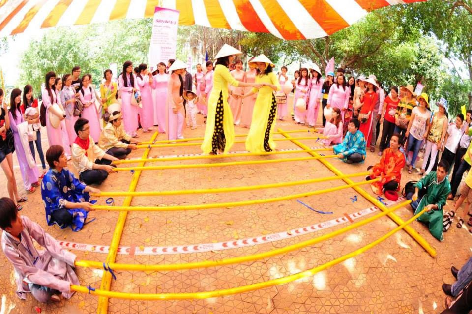 TP.HCM vận động người dân mặc áo dài trong sinh hoạt đời thường - 2 Trò chơi dân gian trong Lễ hội Áo dài lần 2.