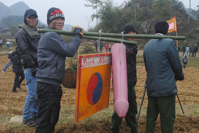 Chuyên gia lên tiếng trước lễ hội đang gây tranh cãi ở Lạng Sơn - 2
Tàng thinh và mặt nguyệt trong lễ hội năm 2015. Ảnh: BTN.