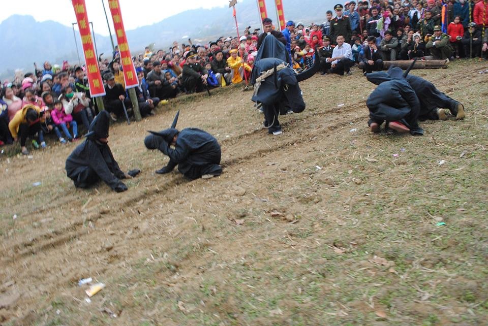 Chuyên gia lên tiếng trước lễ hội đang gây tranh cãi ở Lạng Sơn - 3 Nghi thức tái hiện lại trò sỹ nông công thương trong Lễ hội Ná Nhèm. Ảnh: BTN.