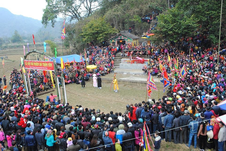 Chuyên gia lên tiếng trước lễ hội đang gây tranh cãi ở Lạng Sơn - 4
Nghi thức dạy con học làm tiến sỹ, dạy trồng dâu nuôi tằm, dệt vải... với sự chứng kiến của đông đảo người dân đến dự hội. Ảnh: BTN.