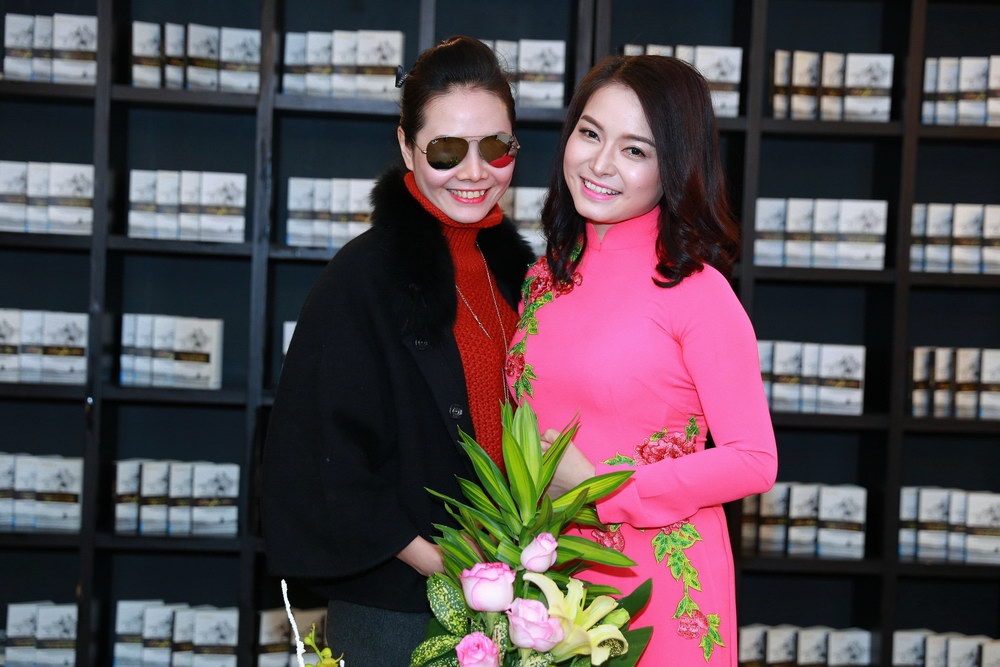 Nữ ca sỹ xứ Nghệ đạt giải Thính phòng ra album dân gian - 3 Ca sỹ Lương Nguyệt Anh đến chúc mừng đàn chị.