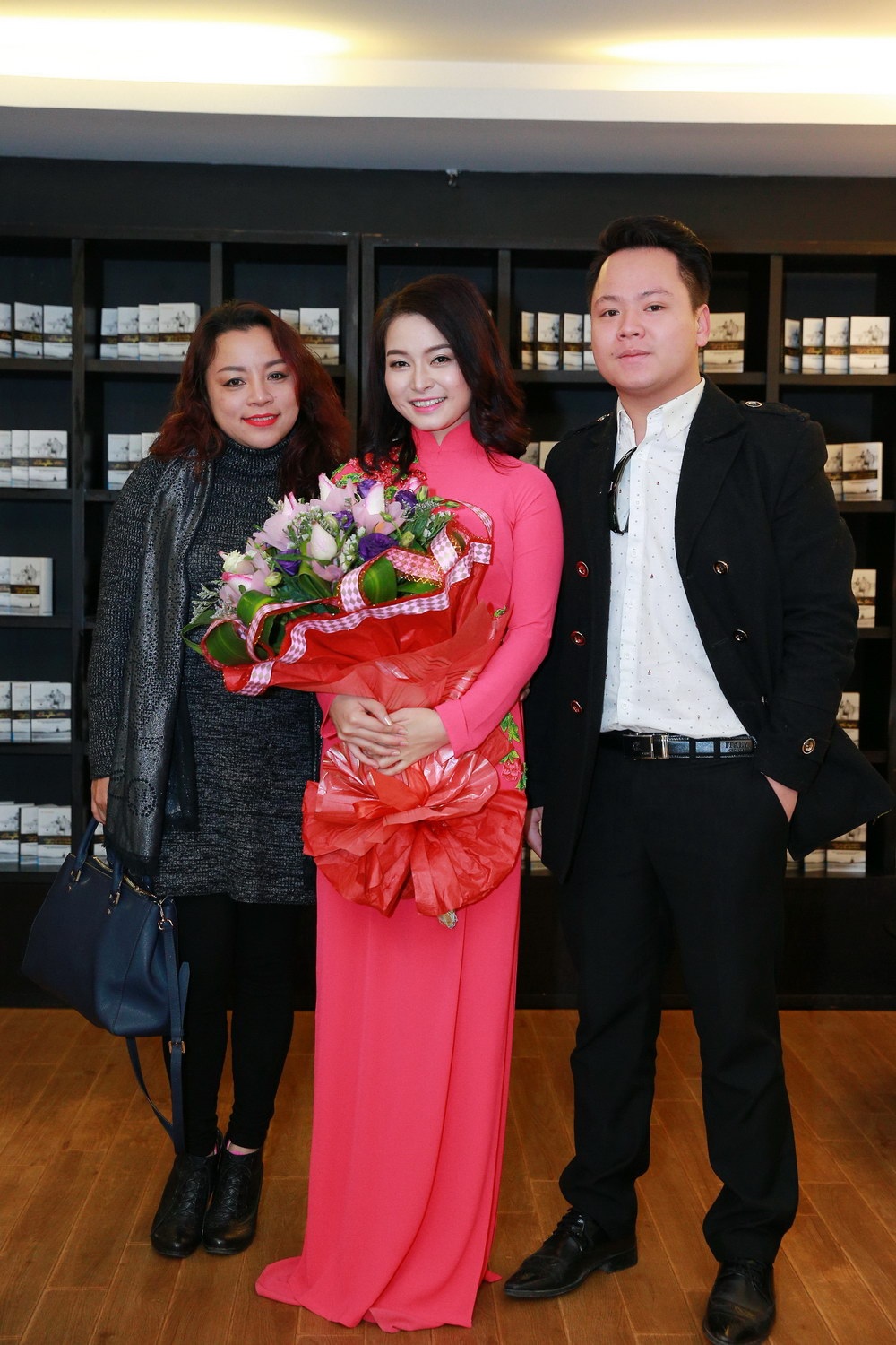 Nữ ca sỹ xứ Nghệ đạt giải Thính phòng ra album dân gian - 4 Nữ ca sỹ Tố Nga và ca sỹ Lê Thanh Phong cũng đến chúc mừng đồng hương xứ Nghệ ra mắt sản phẩm đầu tay.
