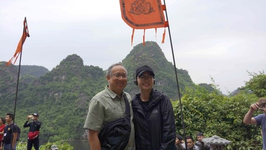 Vì sao không sao Việt nào được mời đóng phim “Kong: Skull Island”? - 3 Ảnh chụp đạo diễn Jordan Vogt-Roberts và Larry Fong D.O.P ghé thăm phim trường “Tấm Cám” của Ngô Thanh Vân khi cô đang quay ở Ninh Bình vào hồi tháng 9/2015. Ảnh: NTV.