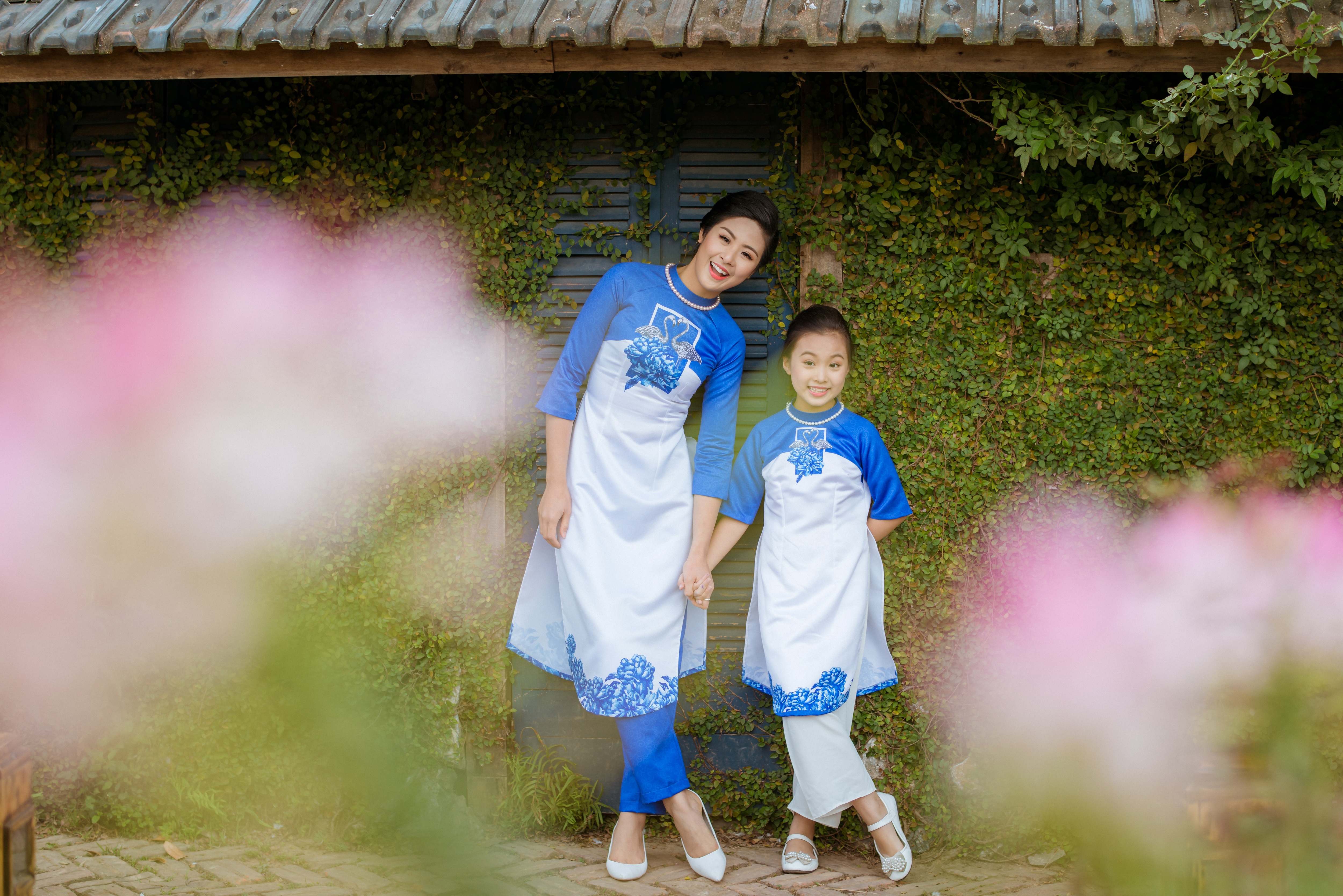 “Mẹ con” Hoa hậu Ngọc Hân diện áo dài đôi xinh xắn - 9 Tôi còn nhớ rằng, ngày xưa bà rất hay kể cho tôi nghe, phụ nữ xưa hay mặc áo dài đi du xuân, đi làm, đi lễ hội… Và tôi muốn cùng các nhà thiết kế khác tạo ra những chiếc áo dài cách tân tiện lợi, thân thiện, gần gũi… để tiệm cận gần hơn với chị em phụ nữ trong thời đại ngày nay.