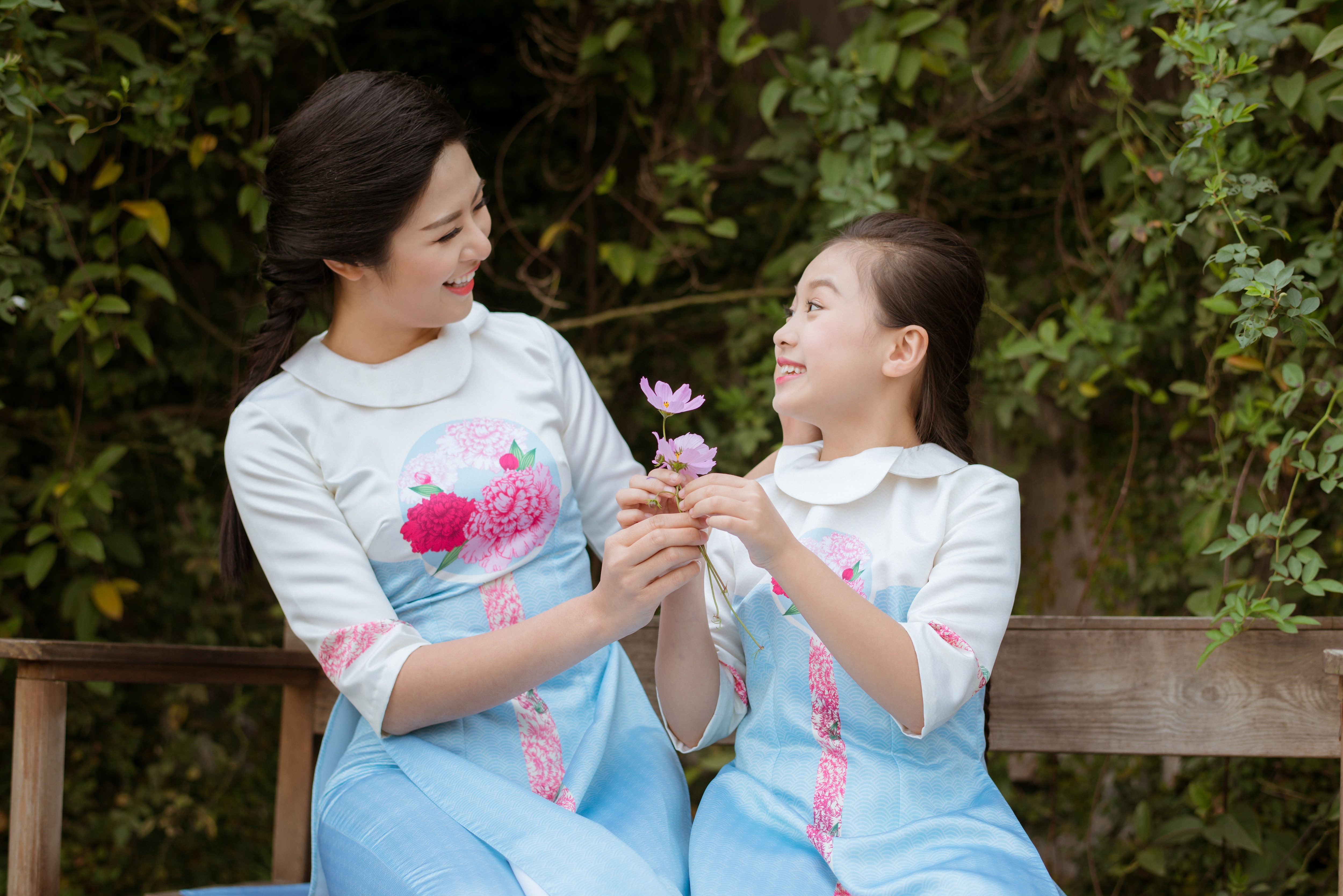 “Mẹ con” Hoa hậu Ngọc Hân diện áo dài đôi xinh xắn - 5 Tham gia Lễ hội Áo dài lần này tôi bốc thăm được loài hoa Phù Dung. Đây là loài hoa không được phổ biến cho lắm ở Việt Nam. Bản thân nó gắn liền với một chuyện tình rất buồn, đó là có một nàng tiên nữ tên Phù Dung yêu một chàng trai ở hạ giới nhưng cả hai đã không đến được với nhau. Chính vì thế, khi nàng tiên nữ mất đã hóa thành loài hoa Phù Dung, loại hoa sớm nở tối tàn.