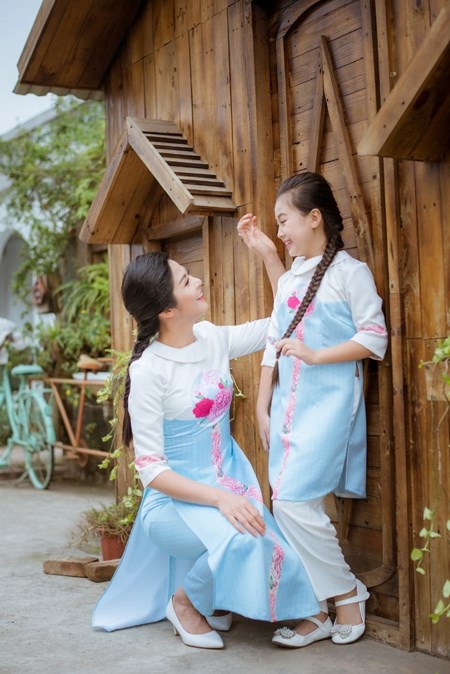 “Mẹ con” Hoa hậu Ngọc Hân diện áo dài đôi xinh xắn - 2 Ngọc Hân chia sẻ Tôi và Bảo Hân có nhiều cơ hội cộng tác trong những bộ hình và clip với tư cách là mẹ con, hai cô cháu rất hợp nhau. Tôi mến Bảo Hân vì cô bé rất dễ thương, lễ phép và vô cùng thông minh dí dỏm, lại trùng tên với tôi và nhiều người nhận xét trông cô bé cũng có nhiều nét giống tôi nên ngoài đời hai cô cháu vẫn thường xuyên gọi mẹ xưng con đến nỗi nhiều người ko biết tưởng tôi đã có con lớn thế này người đẹp hào hứng chia sẻ.