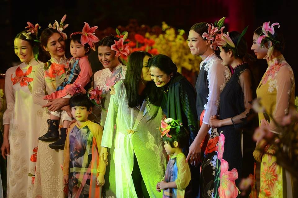 Ngắm lại những “huyền thoại điện ảnh” trong Lễ hội Áo dài 2016 - 30 NTK Minh Hạnh bày tỏ tình cảm với NSND Trà Giang trên sân khấu. Ảnh: Anh Tuấn.