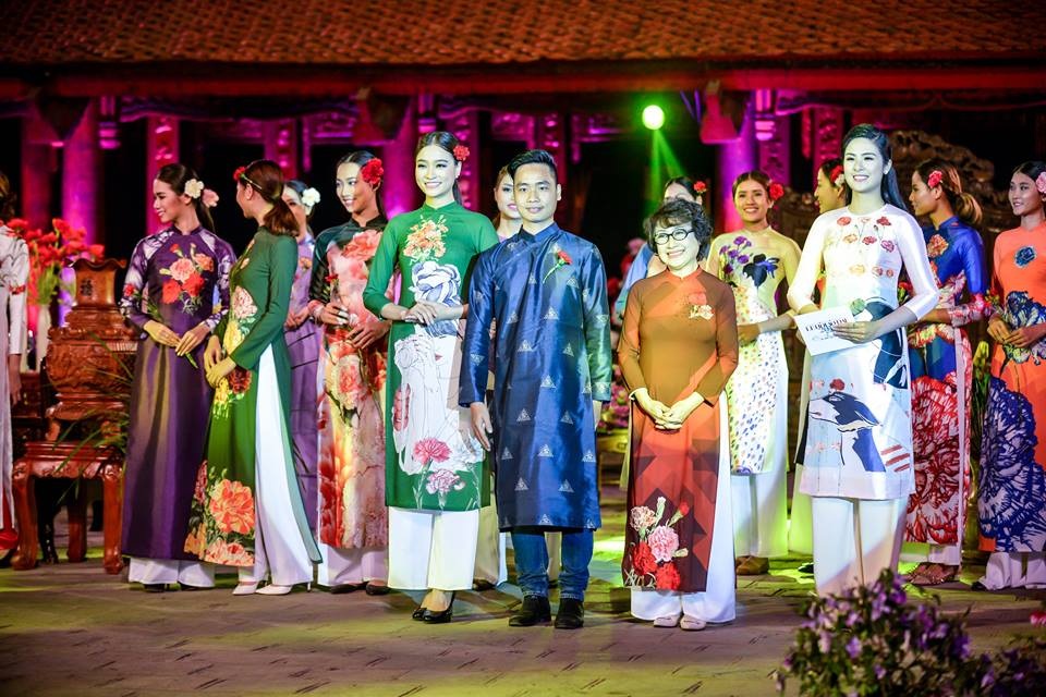 NSND Như Quỳnh: “Lễ hội Áo dài khiến tôi muốn tiếp tục được làm người mẫu…” - 3 NSƯT Kim Tiến với NTK trẻ Đức Hải. Ảnh: ĐH.