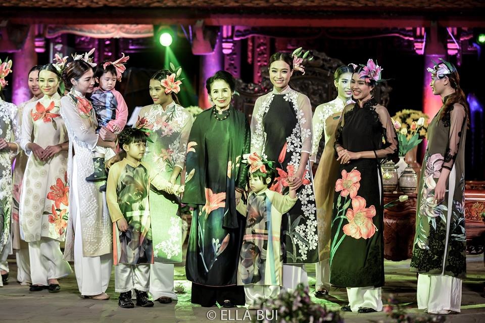 Ngắm lại những “huyền thoại điện ảnh” trong Lễ hội Áo dài 2016 - 29 Nữ nghệ sỹ chia sẻ, bộ áo dài bà mặc được NTK Minh Hạnh thiết kế theo nguyên mẫu bức tranh sơn dầu của bà về chủ đề hoa Lyli. Ảnh: Ella Bùi.