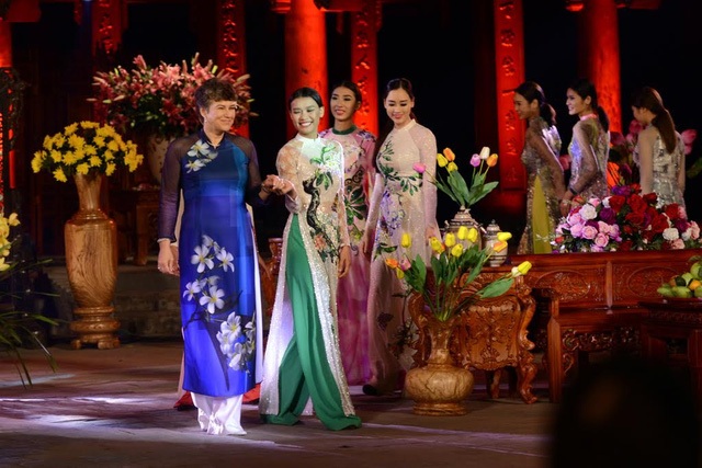 Bà Ngô Thị Thanh Hằng: “Lễ hội Áo dài đã nâng cao giá trị của tất cả mọi người” - 5 Phần trình diễn của bà Giám đốc Trung tâm Văn hoá Nga tại Việt Nam trong bộ sưu tập hoa Sứ. Ảnh: Mạnh Thắng.