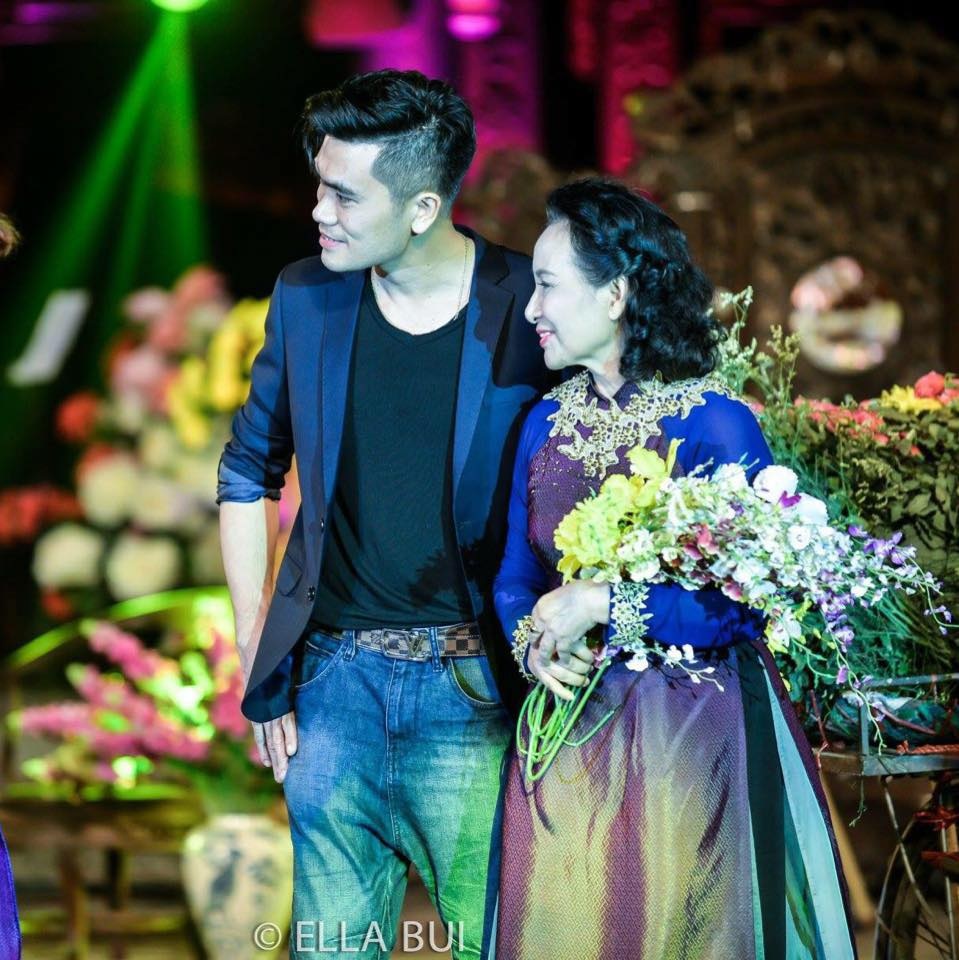 Ngắm lại những “huyền thoại điện ảnh” trong Lễ hội Áo dài 2016 - 26 NSƯT Vũ Dậu là nghệ sỹ duy nhất thuộc lĩnh vực âm nhạc tham gia chương trình. Trong làng nhạc, bà từng được xem là hoa khôi bởi nhan sắc đằm thắm và dịu dàng. Ảnh: Ella Bùi - VVH.