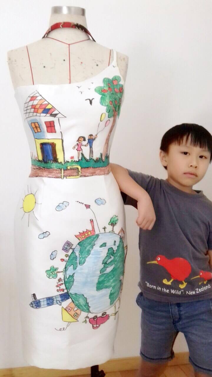 "Hoa hậu đền Hùng" Giáng My trẻ đẹp đáng ngưỡng mộ - 4
Họa tiết trên váy cho dính chính cậu con trai 7 tuổi của nhà thiết kế vẽ lên. Đây là món quà tặng ý nghĩa mà cậu bé muốn dành tặng người đẹp Giáng My trong dịp 8/3.