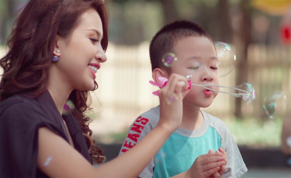 Ba bà mẹ sao Việt đơn thân tung MV đẫm nước mắt mừng ngày 8/3 - 8 Nhiều lần bật khóc trong quá trình ghi hình, Maya hi vọng MV “Giọt nước mắt khi con chào đời” với những cảm xúc chân thành nhất của mình sẽ là món quà đặc biệt để dành tặng con gái vừa đón sinh nhật 1 tuổi cũng như những bà mẹ đơn thân nhân dịp mùng 08/03.