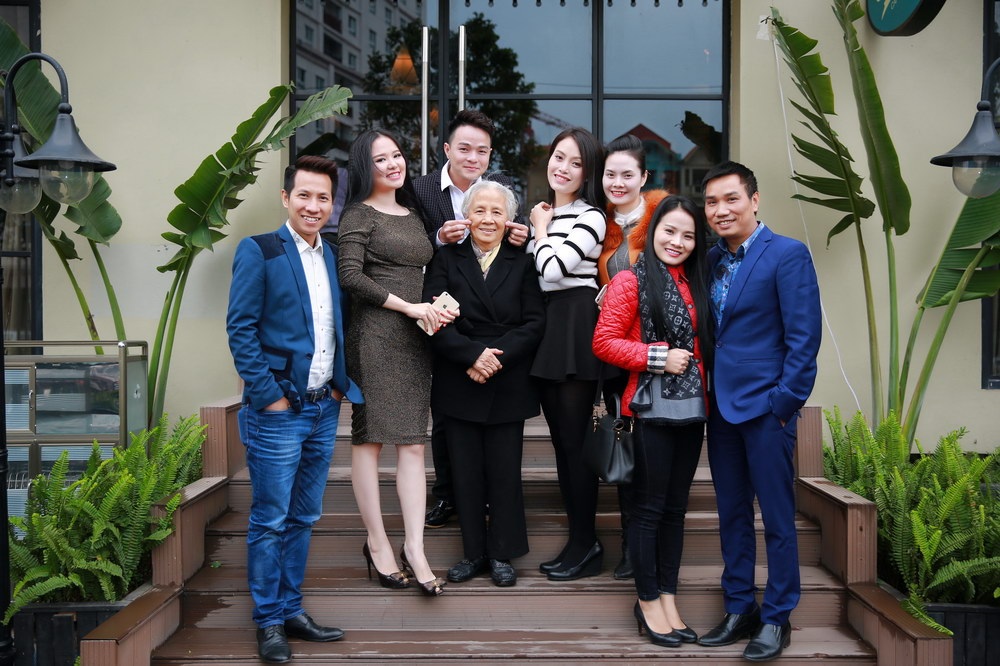“Góc khuất” của Anh Thơ qua lời kể của cô giáo Hồ Mộ La - 3 Các ca sỹ Lê Anh Dũng, Đinh Thành Lê, Lương Nguyệt Anh, Huyền Trang, nhà báo Ngô Bá Lục... chụp ảnh cùng cô giáo Hồ Mộ La. Ảnh: TK.
