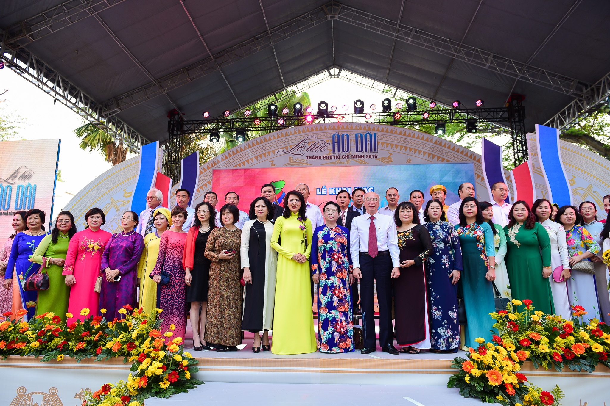 Lãnh đạo thành phố chụp ảnh cùng các khách mời và ban tổ chức chương trình.