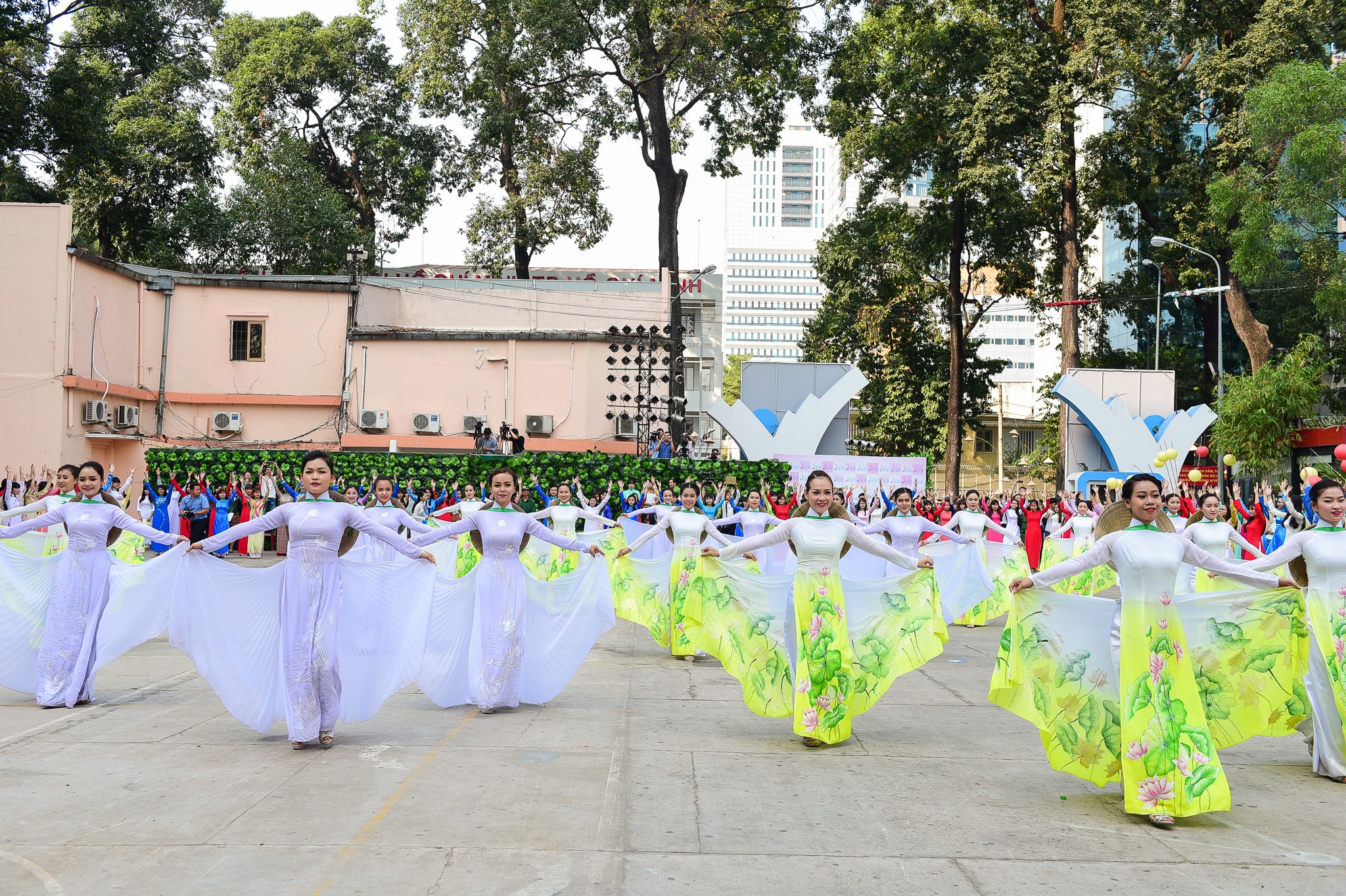 Ca sỹ Nguyễn Phi Hùng, Vân Khánh, Đoan Trang gây ấn tượng với áo dài rực rỡ - 5