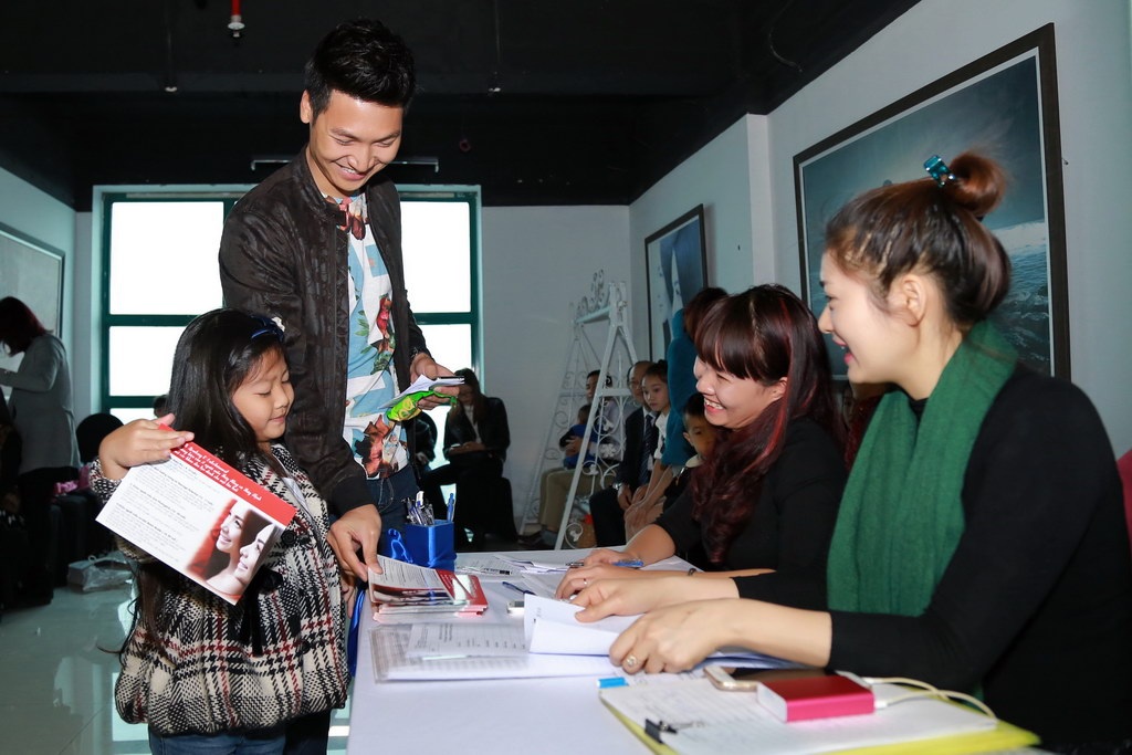 Có mặt khá sớm tại điểm casting, bố con Mạnh Trường thu hút sự chú ý của khá nhiều người. Được biết, sự kiện mà con gái Mạnh Trường đến casting quy tụ hơn 100 mẫu nhí. Và các bậc phụ huynh rất hào hứng khi đưa các đến dự casting nhằm tìm kiếm cơ hội trở thành người mẫu chính trong show thời trang này.