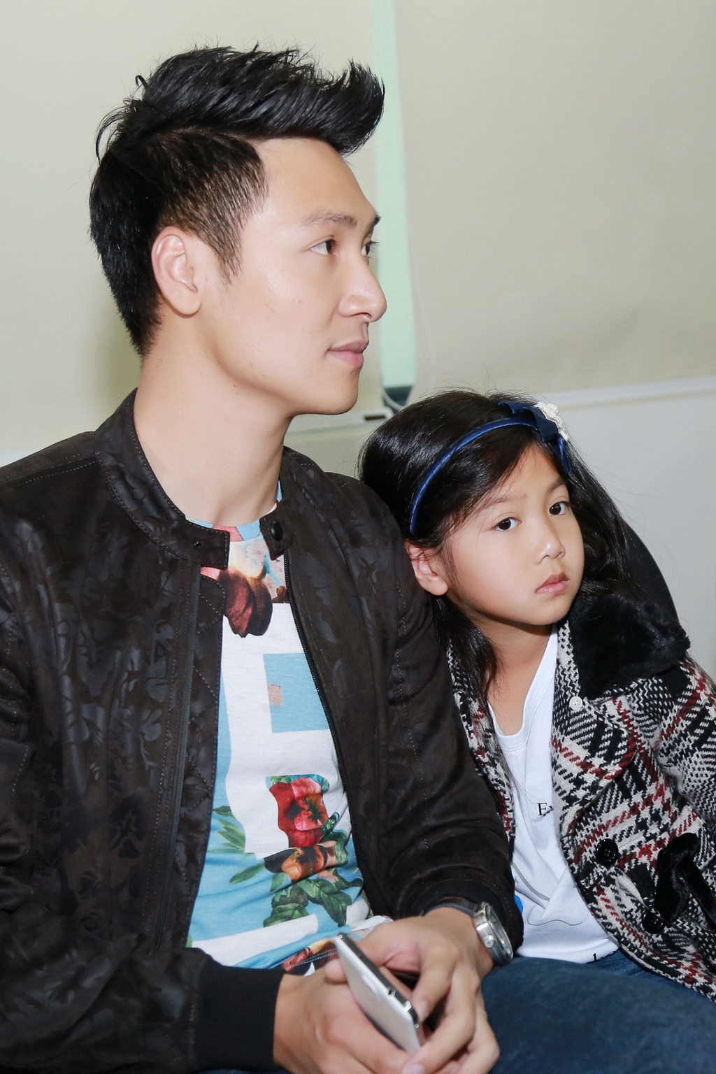 Nam diễn viên Người đứng trong gió ngồi ở hàng ghế khán giả theo dõi con gái với ánh mắt tự hào. Anh chia sẻ, dù khá bận rộn với lịch quay phim mới nhưng anh vẫn dành thời gian chăm sóc và đưa con gái đi casting để bé Chíp có thêm trải nghiệm mới.