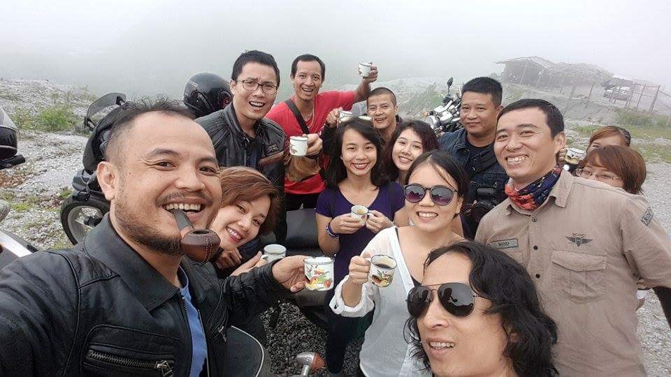 Ứa nước mắt với hình ảnh của Trần Lập bên những người bạn - 3 Trần Lập và các thành viên trong êkíp thực hiện chương trình Cafe Sáng cuối tuần tại một cung đường của vùng núi Tây Bắc.