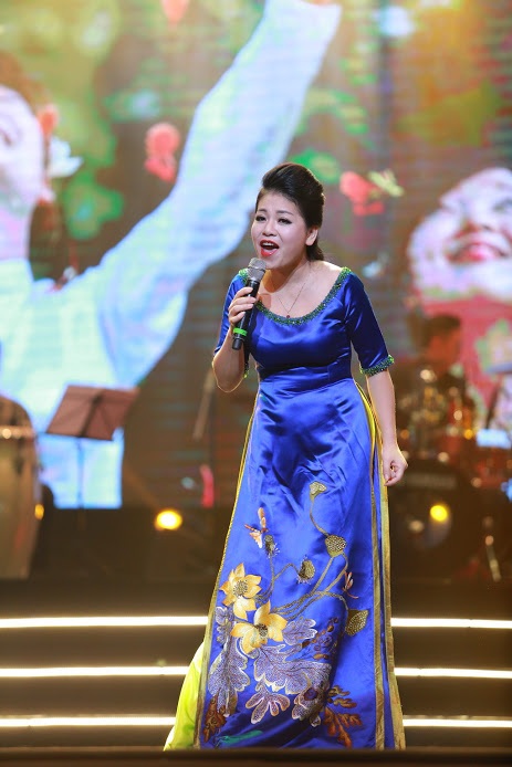 Tối qua, Anh Thơ thay đến 5 bộ áo dài do NTK Lan Hương thiết kế.