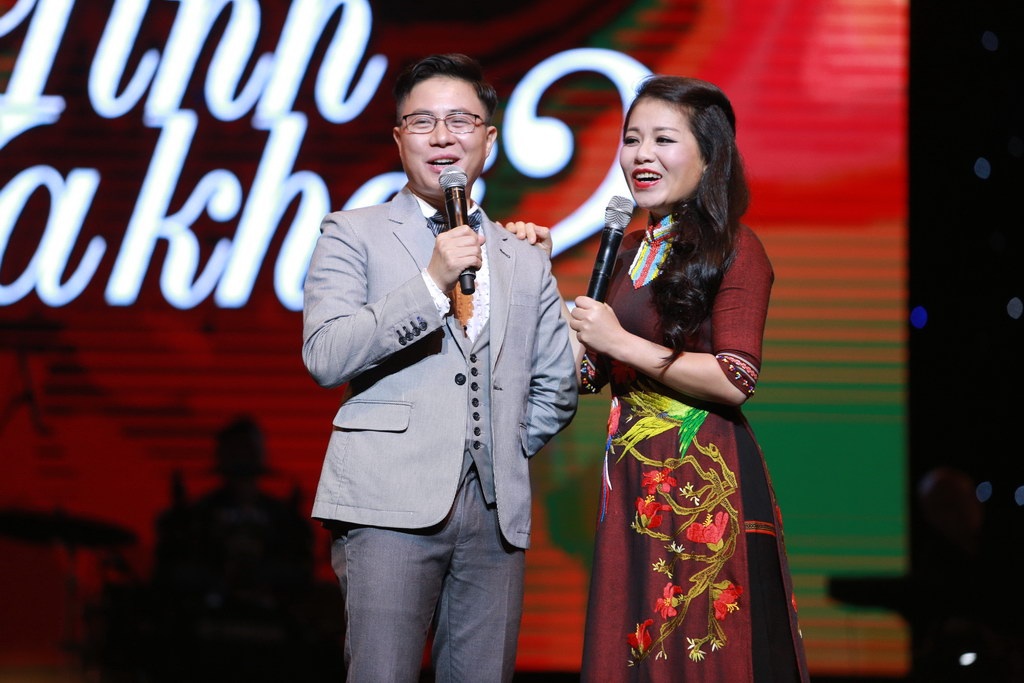 MC Lê Anh chịu trách nhiệm dẫn dắt chương trình trong những lúc Anh Thơ thay trang phục. Nhiều lần MC cố tình gợi chuyện để ca sỹ nói nhưng Anh Thơ không nói được gì ngoài những lời cám ơn.