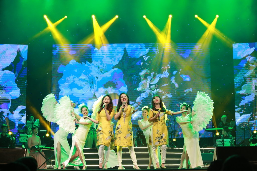 Ngoài Quang Linh, đêm nhạc tối qua còn có 2 tiết mục của học trò của Anh Thơ.