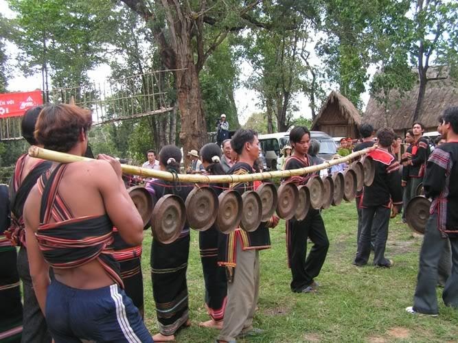 Cồng chiêng Tây Nguyên đã bớt “chảy máu” sau 10 năm thành di sản nhân loại - 2
Cồng chiêng đã hồi sinh sau một thời gian bị chảy máu. Ảnh: TL.