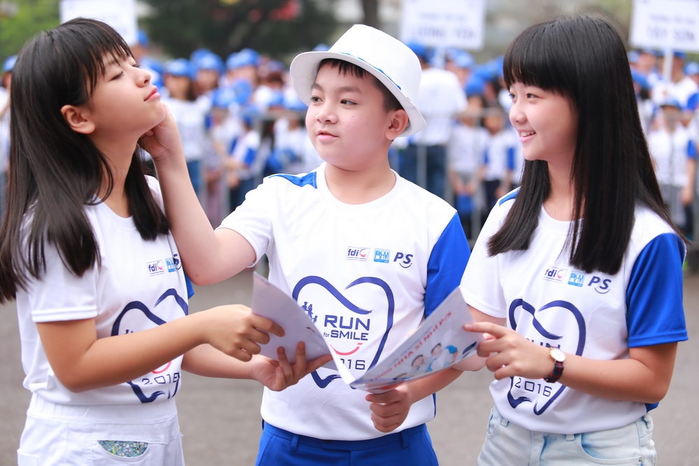 Cả ba nhanh chóng thân thiết và tỏ vẻ hào hứng khi cùng tham gia phát động cuộc thi 1.000 nha sĩ nhí tập sự. Cả ba có cơ hội thử làm nha sĩ nhí và hiểu thêm về các cách chăm sóc răng miệng đồng thời có ý thức giúp đỡ cộng đồng.