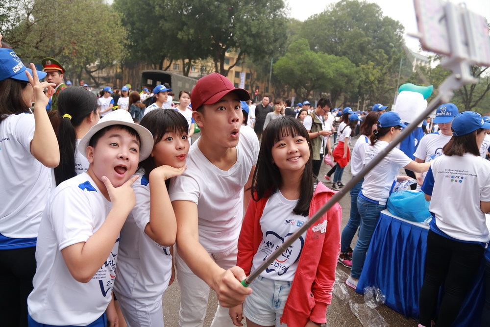 Trong chương trình, Hoàng Quân có dịp gặp gỡ nữ diễn viên nhí Thanh Mỹ (Tôi thấy hoa vàng trên cỏ xanh) và Hồng Khanh - con gái của Chiều Xuân.