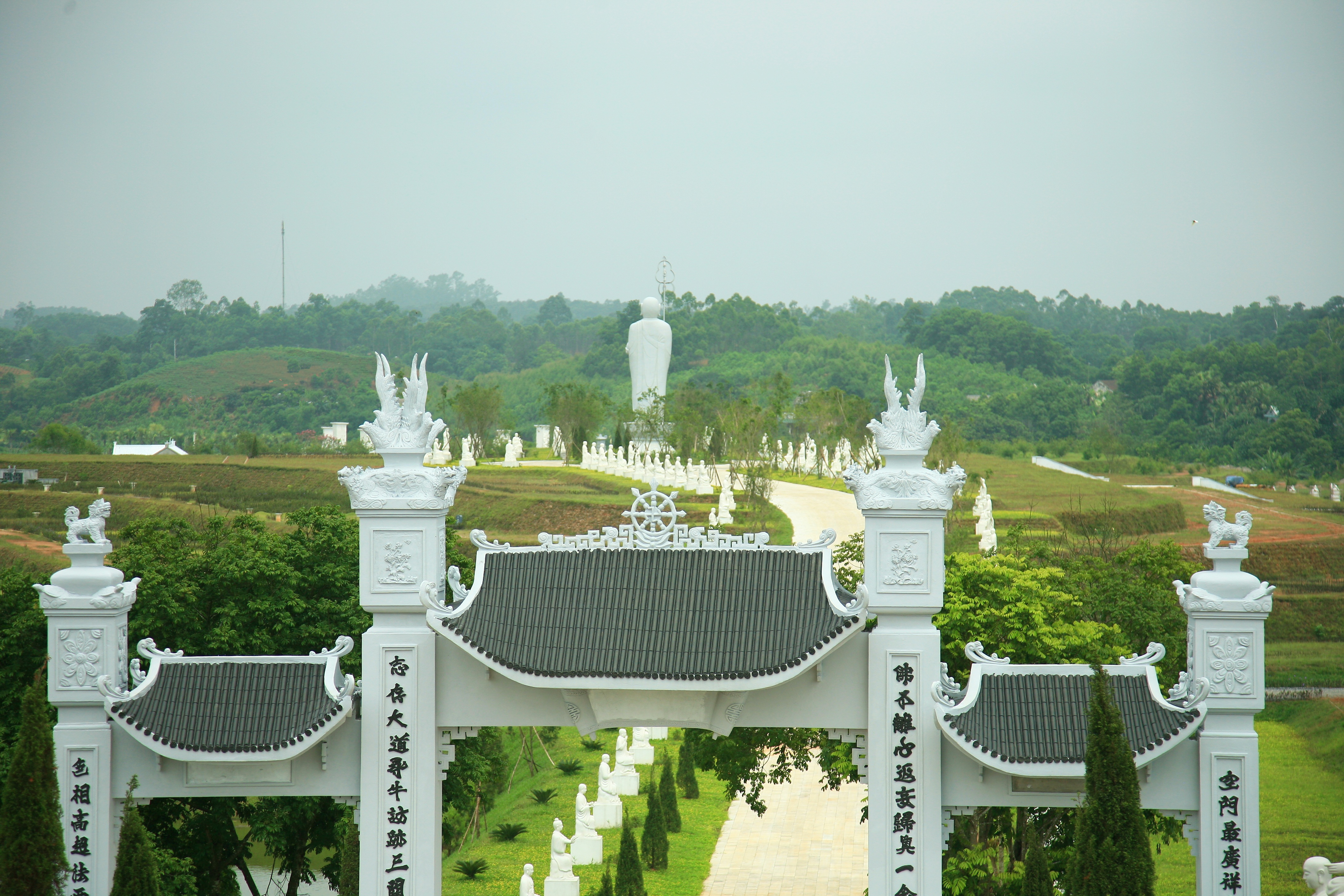 
Cách không xa nơi nhạc sĩ Thanh Tùng an nghỉ là chùa Thiên Long, nơi có pho tượng Phật A Di Đà bằng đá vôi cao kỷ lục. Trên ảnh là cổng chùa Thiên Long.
