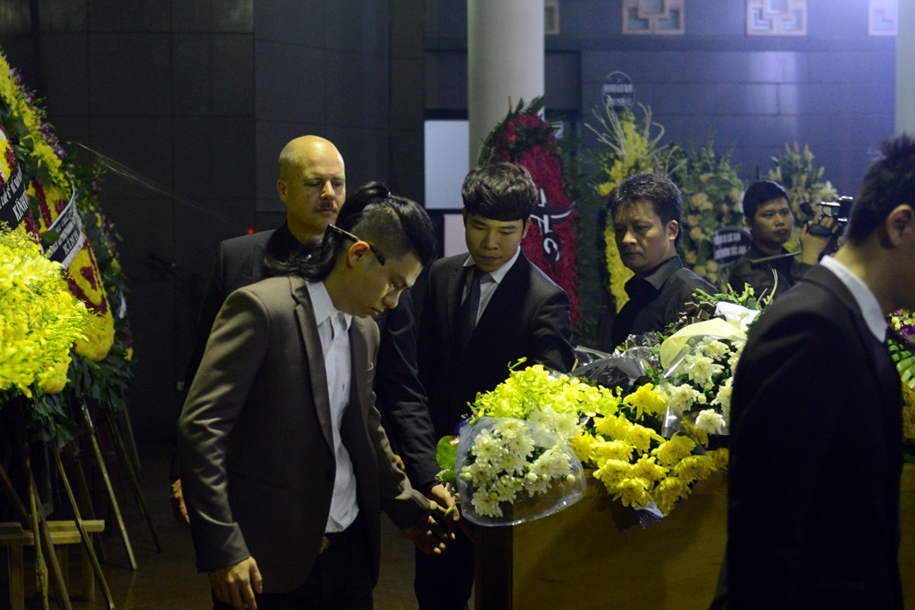 Rất đông anh em, bạn bè, đồng nghiệp đã nghẹn ngào khi kể lại những kỷ niệm với Trần Lập. Ảnh: Mạnh Thắng.