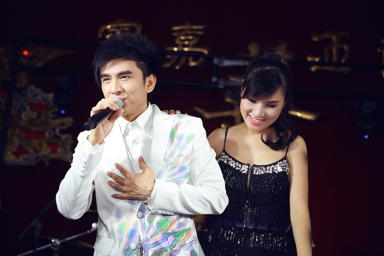 Vừa dí dỏm, vừa hồn nhiên, lại kết hợp cùng một liên khúc Bolero chuyện 3 người đầy tình cảm và ngọt ngào,cả ba nghệ sĩ nhận được những tràng pháo tay không ngớt của khán giả.