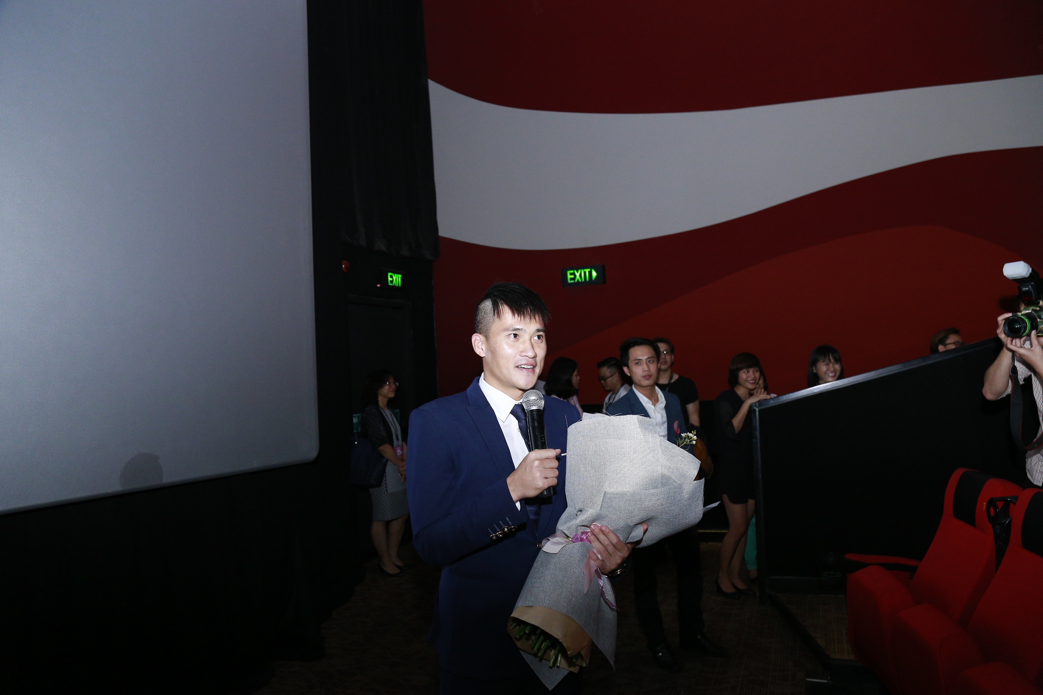 Trong bộ phim này, Công Vinh có tham gia một vai rất nhỏ, xuất hiện chỉ trong tích tắc nên không để lại ấn tượng gì. Trong sự kiện ra mắt phim của vợ, Công Vinh xuất hiện vào phút chót, khi bộ phim chiếu xong. Anh phân trần, do lịch tập bận rộn nên không thể đến đúng giờ.