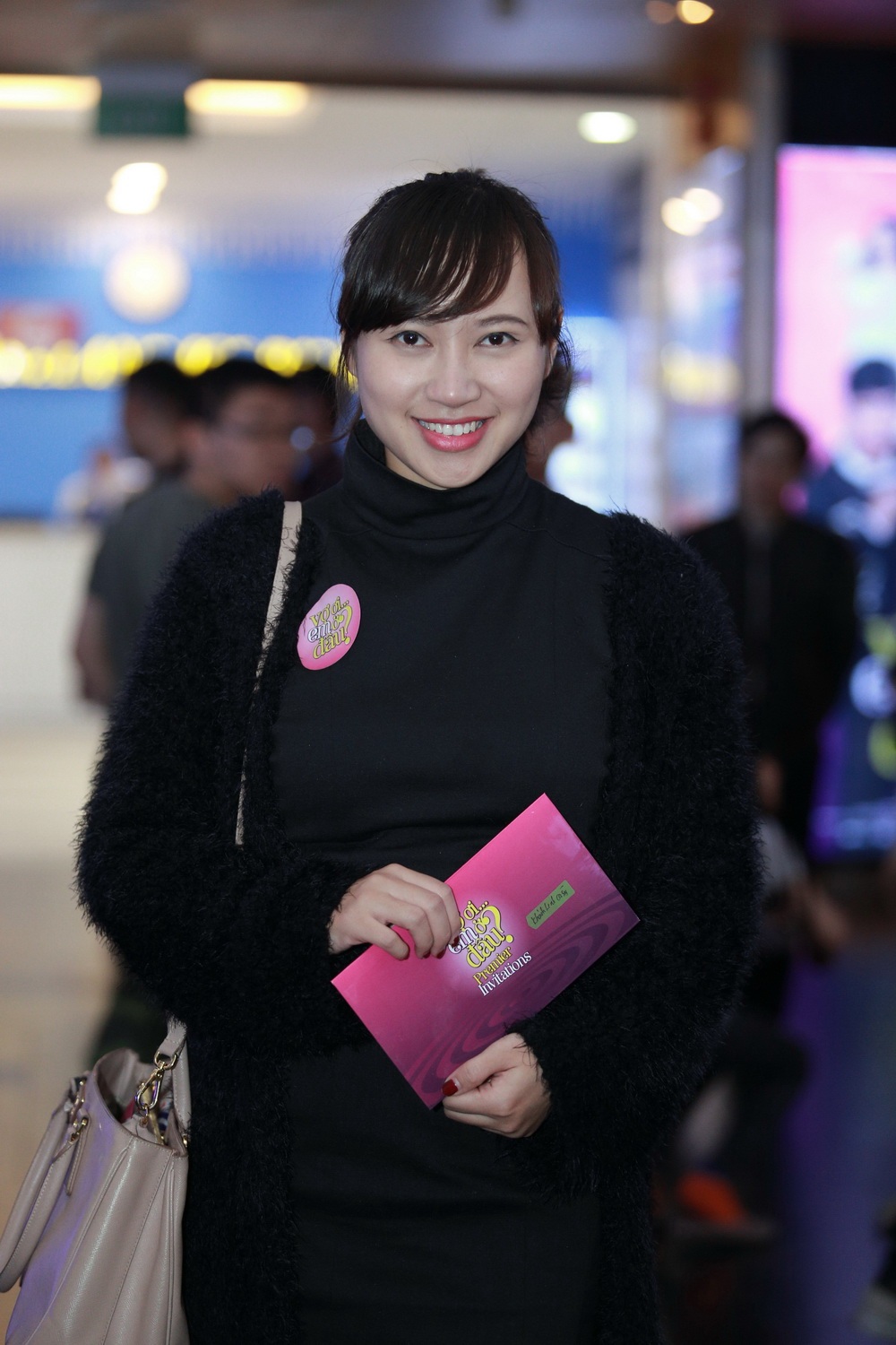 Thuỷ Tiên ngượng ngùng nhận cái ôm của Công Vinh trước đám đông - 11 Đến dự buổi ra mắt phim còn có hoạ mi Khánh Linh.
