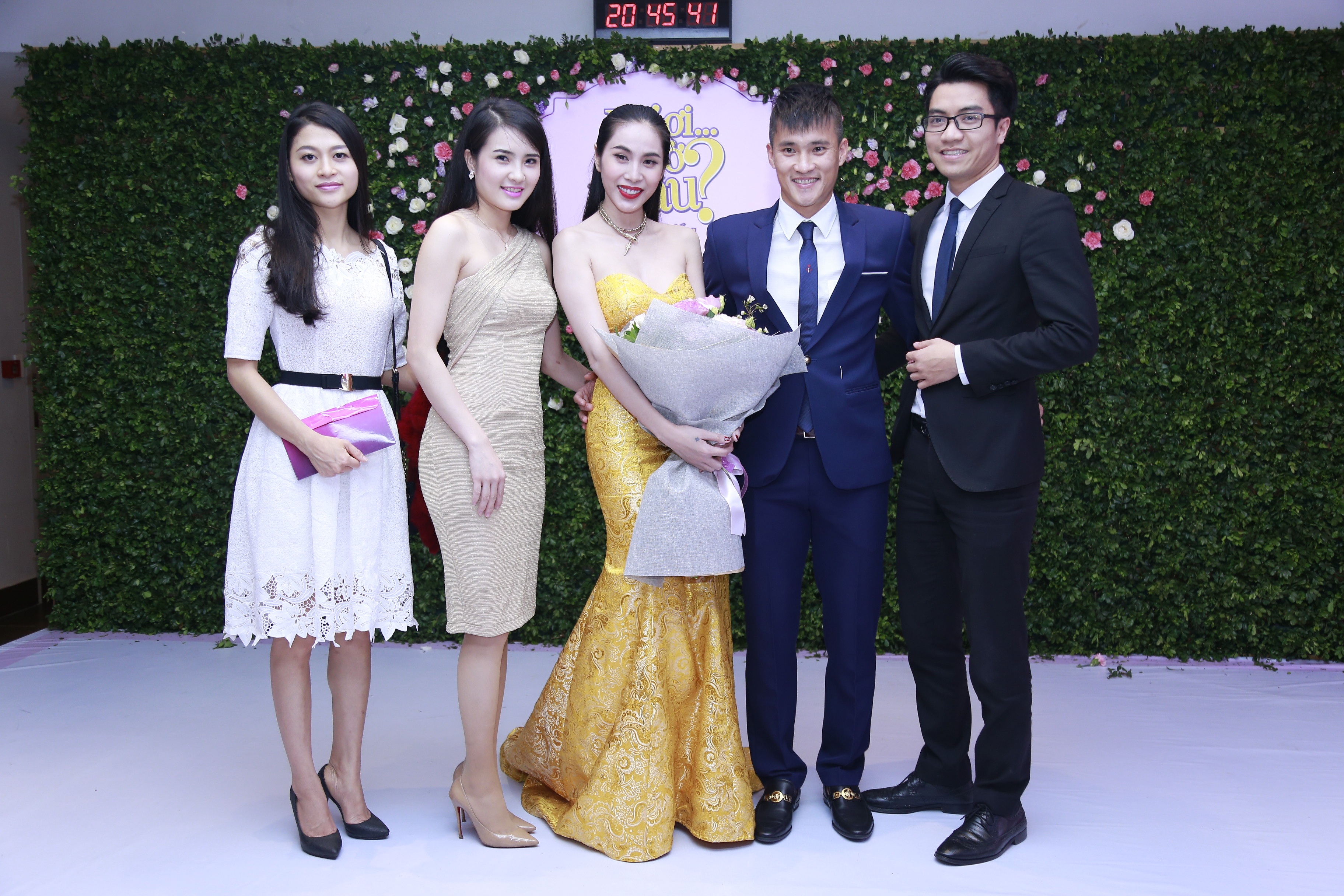 Khánh Chi và vợ chồng Công Vinh - Thuỷ Tiên chụp ảnh kỷ niệm với khách mời.