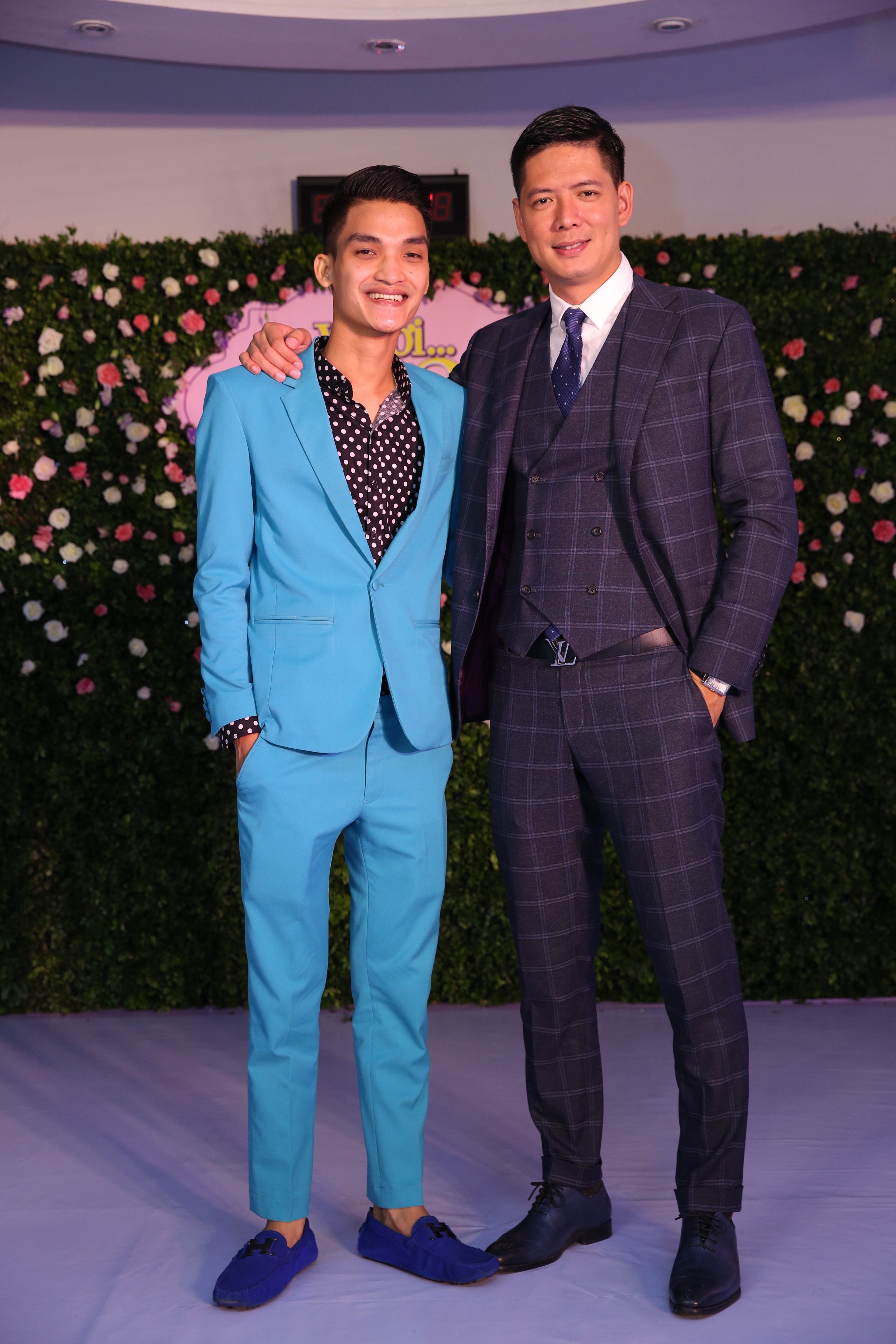 Thuỷ Tiên ngượng ngùng nhận cái ôm của Công Vinh trước đám đông - 8