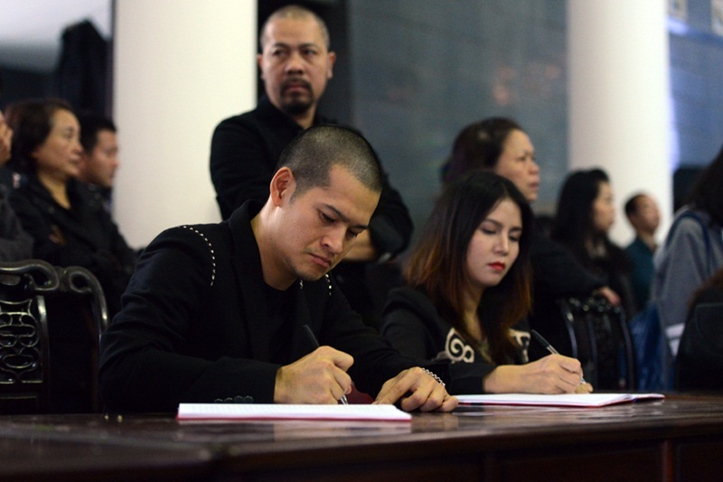 Đạo diễn Việt Tú ghi sổ tang. Ảnh: HD.