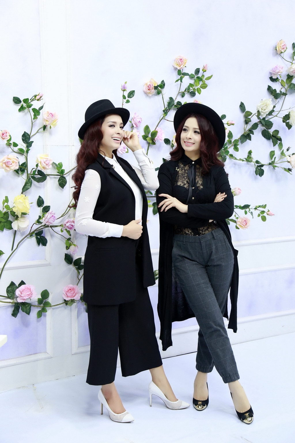 Cặp song sinh Thuý Hằng - Thuý Hạnh lộng lẫy như búp bê xinh đẹp - 2 Nếu Thuý Hạnh là nữ MC và giám khảo ăn khách ở phía Nam thì Thuý Hằng cũng có chỗ đứng khá vững vàng ở làng nghệ thuật phía Bắc khi có công ty đào tạo người mẫu riêng.