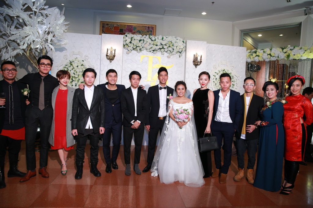 Tóc Tiên “xoắn xít” bên Hoàng Tourliver trong đám cưới Nhật Thu - 13