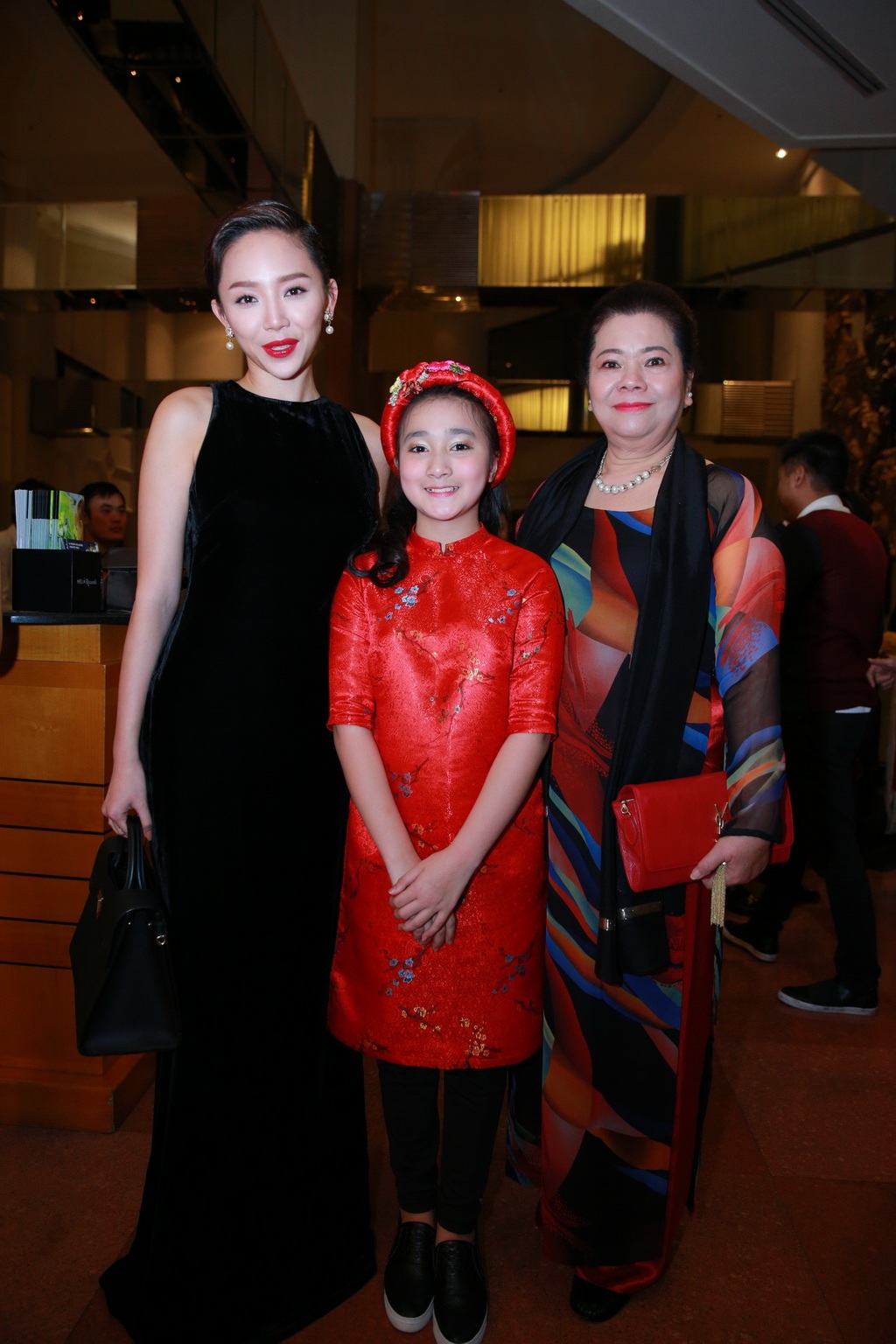 Tóc Tiên “xoắn xít” bên Hoàng Tourliver trong đám cưới Nhật Thu - 11