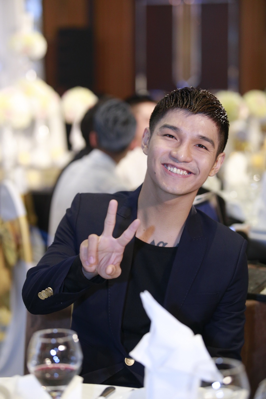 
Cường Seven cũng bay từ Sài Gòn ra chúc mừng đàn chị và còn hát tặng cô hai ca khúc You and I và Beautiful girl. 
