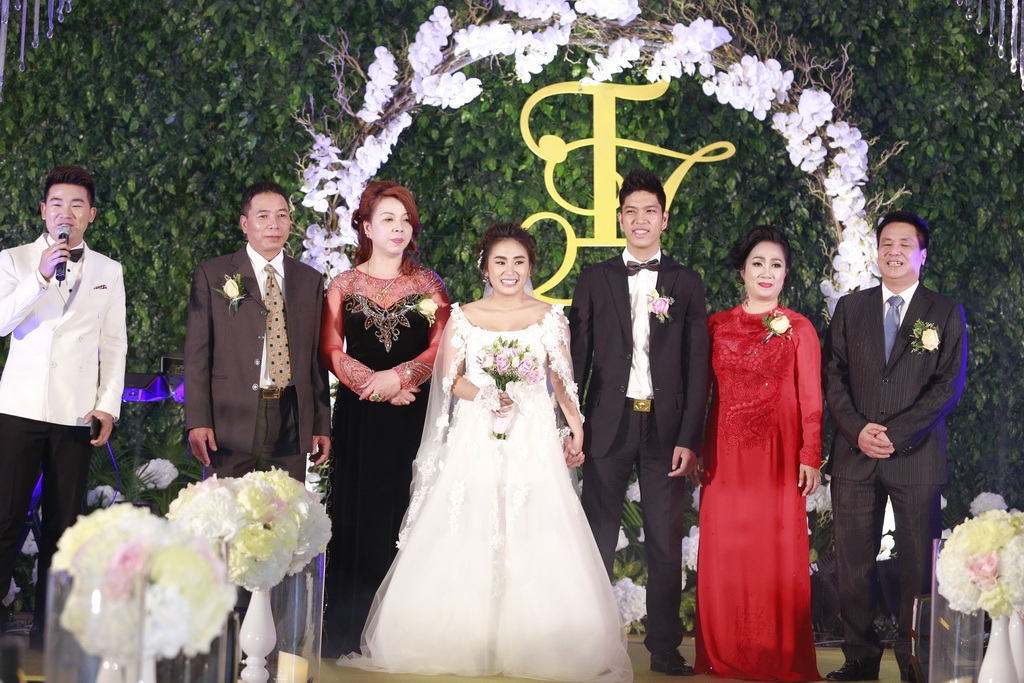 
Cô dâu và chú rể cũng dành cho nhau những nụ hôn ngọt ngào trong sự cổ vũ của bạn bè và người thân.
