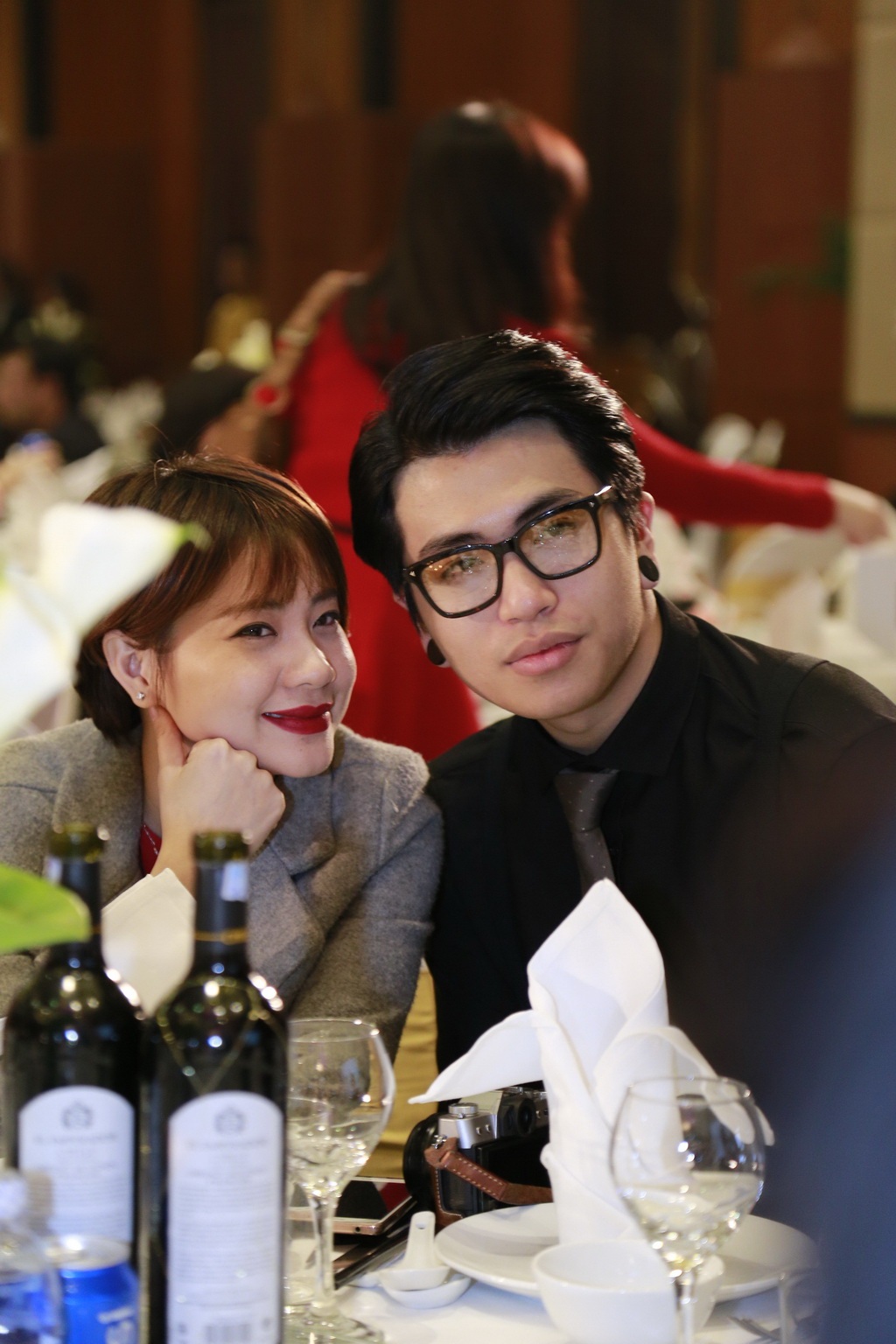 Tóc Tiên “xoắn xít” bên Hoàng Tourliver trong đám cưới Nhật Thu - 14