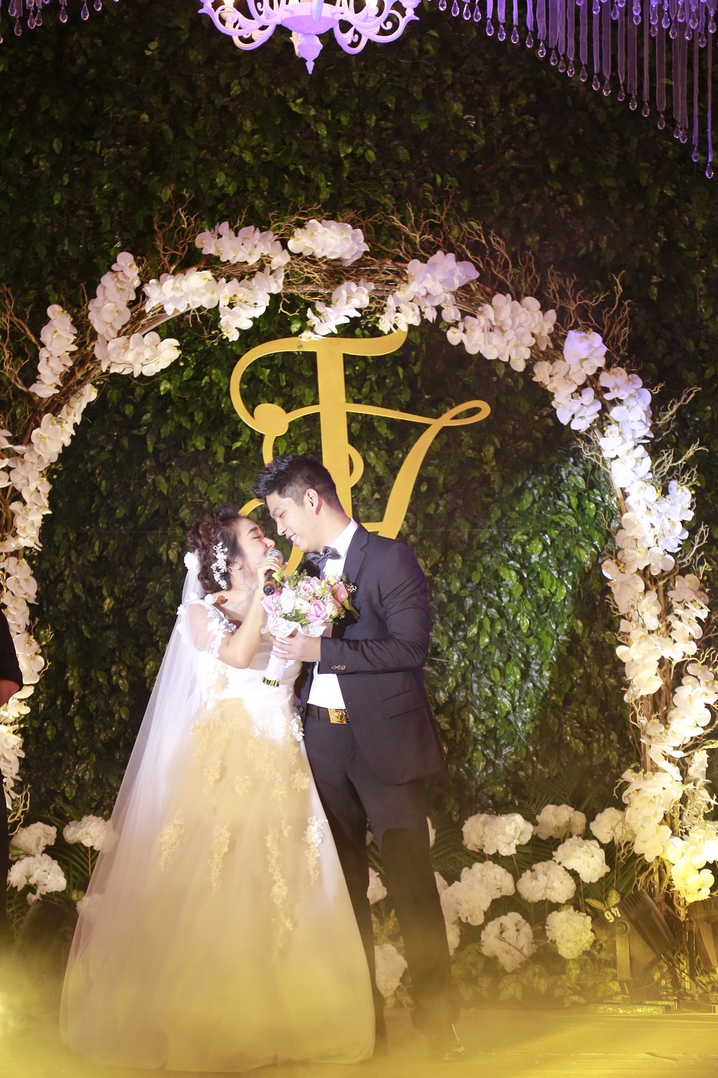 
Nhật Thu và Lê Thành quen nhau khá lâu. Cô dâu tâm sự, luôn muốn lấy chồng giống bố, mạnh mã, hiền lành và tình cảm. Thấy Lê Thành lủi thủi một mình nhiều nên thương và yêu lúc nào không hay. 
