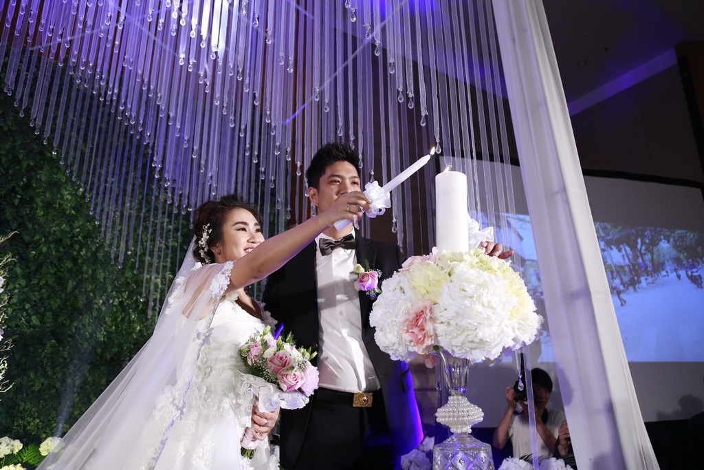 
Hiện chồng Nhật Thu đang hoạt động kinh doanh trong lĩnh vực giải trí và xuất nhập khẩu. Thời gian làm đám cưới cũng là lúc Nhật Thu đón nhận tin vui có bầu. 
